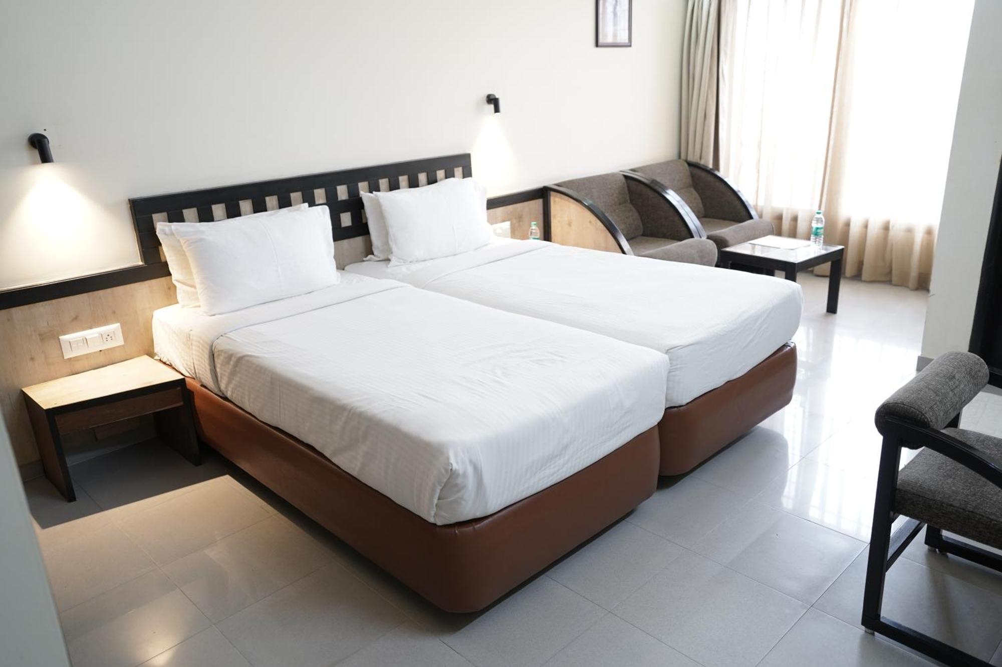 Hotel Metropolis 胡布利 外观 照片